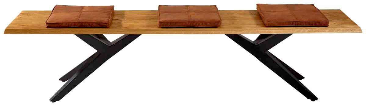 Holzbank mit drei braunen Kissen, seitliche Perspektive