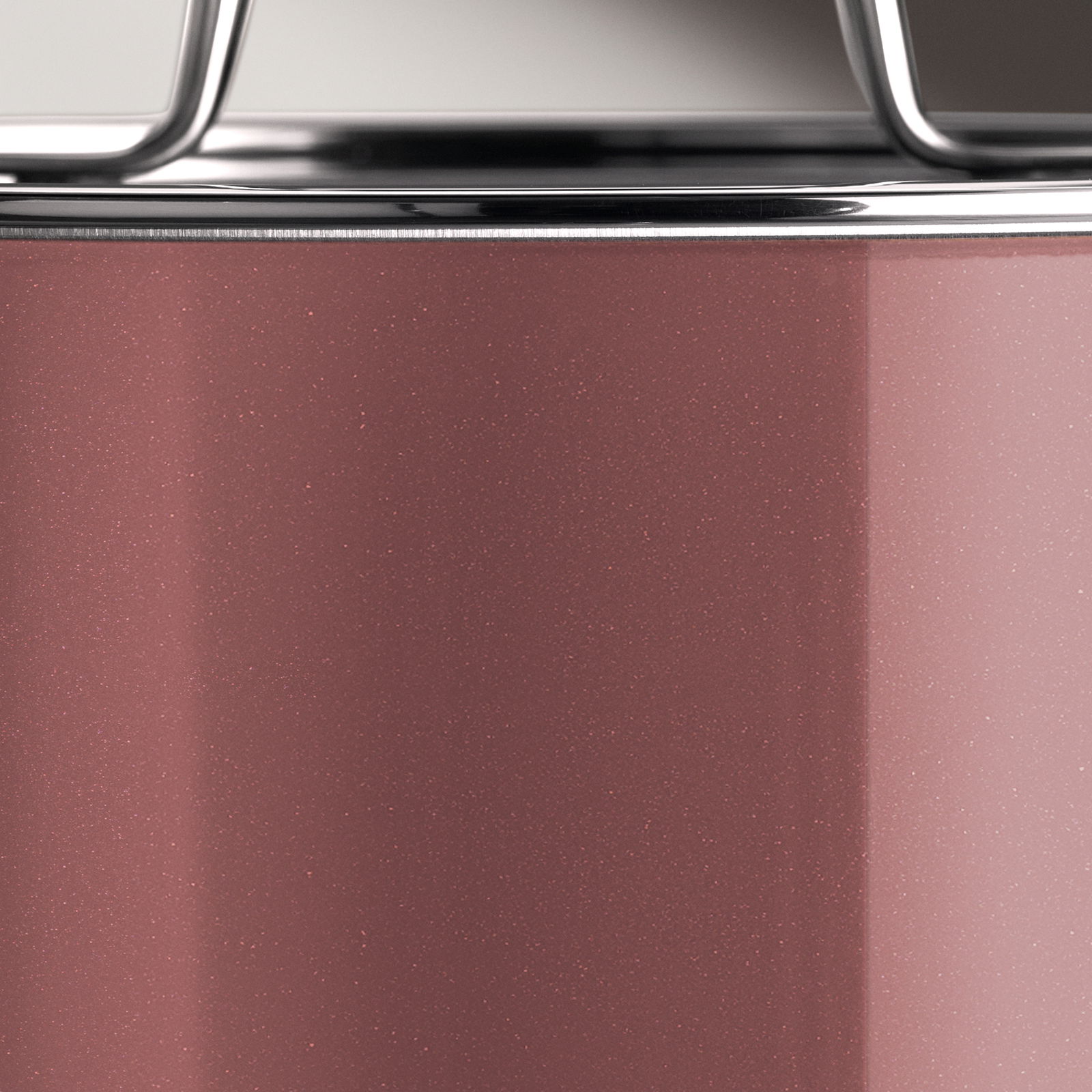 Nahaufnahme eines rosafarbenen Topfes mit glänzendem Rand und Griff.