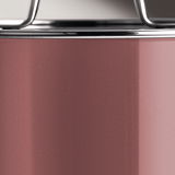 Nahaufnahme eines rosafarbenen Topfes mit glänzendem Rand und Griff.