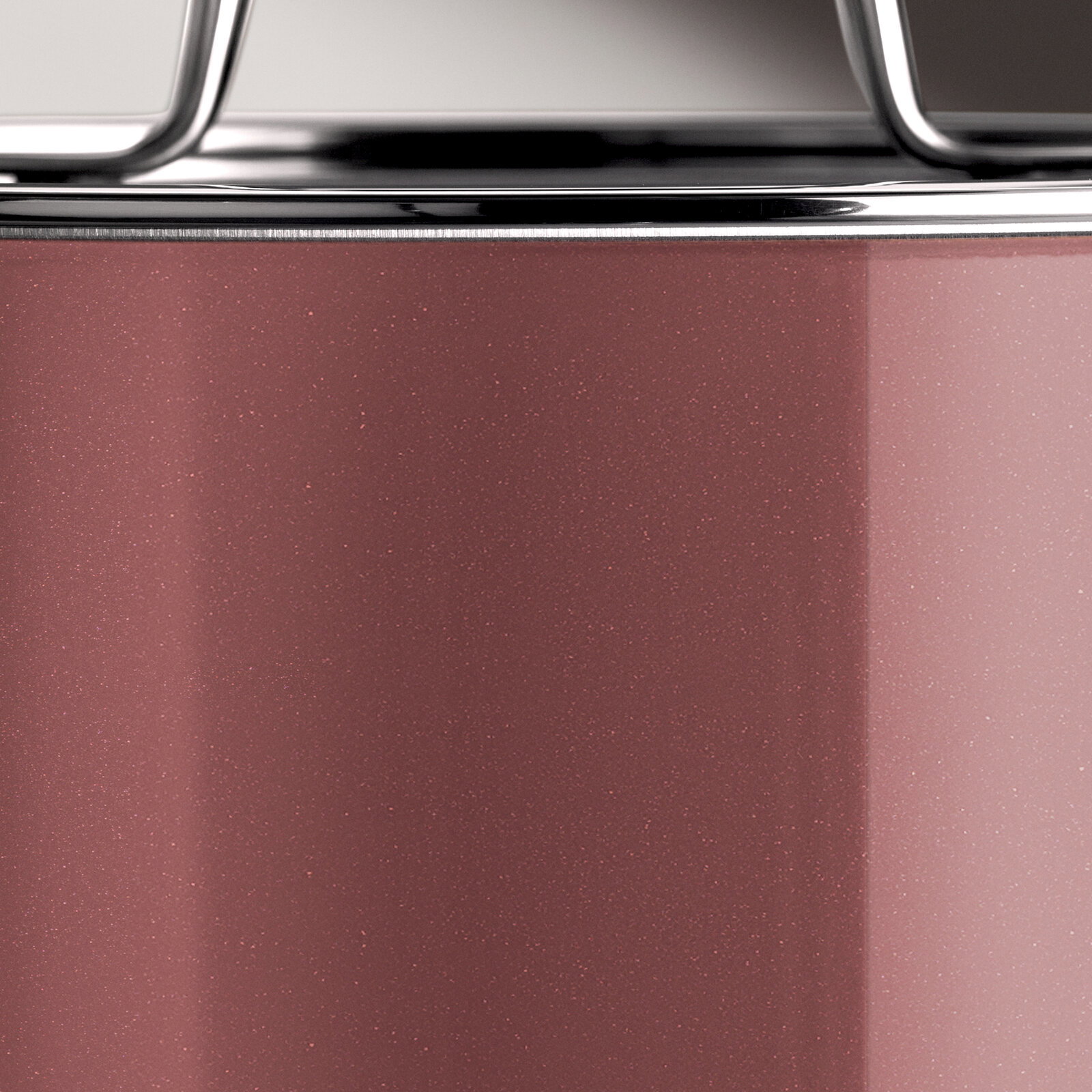 Nahaufnahme eines rosafarbenen Topfes mit glänzendem Rand und Griff.