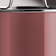 Nahaufnahme eines rosafarbenen Topfes mit glänzendem Rand und Griff.