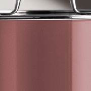 Nahaufnahme eines rosafarbenen Topfes mit glänzendem Rand und Griff.