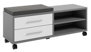 Sitz-Rollcontainer mit zwei Schubladen und zwei offenen Fächern, graue Polsterung, auf Rollen, seitliche Perspektive
