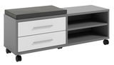 Sitz-Rollcontainer mit zwei Schubladen und zwei offenen Fächern, graue Polsterung, auf Rollen, seitliche Perspektive