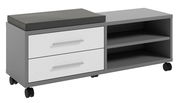 Sitz-Rollcontainer mit zwei Schubladen und zwei offenen Fächern, graue Polsterung, auf Rollen, seitliche Perspektive