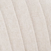 Nahaufnahme des Stoffbezugs eines Homeoffice-Drehstuhls in beigem Farbton mit gestepptem Muster.