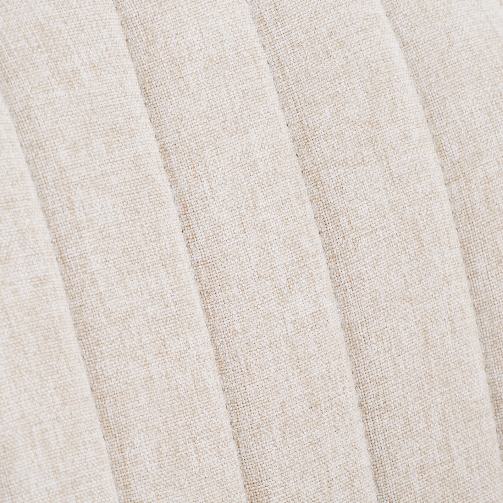 Nahaufnahme des Stoffbezugs eines Homeoffice-Drehstuhls in beigem Farbton mit gestepptem Muster.