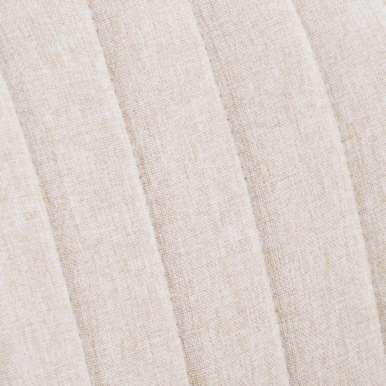 Livetastic Drehstuhl PALERMO Nahaufnahme des Stoffbezugs eines Homeoffice-Drehstuhls in beigem Farbton mit gestepptem Muster.