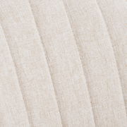 Nahaufnahme des Stoffbezugs eines Homeoffice-Drehstuhls in beigem Farbton mit gestepptem Muster.