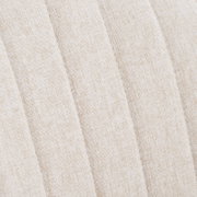 Close-up van de stoffen bekleding van een draaistoel voor thuis, in een beige tint met een doorgestikt patroon.