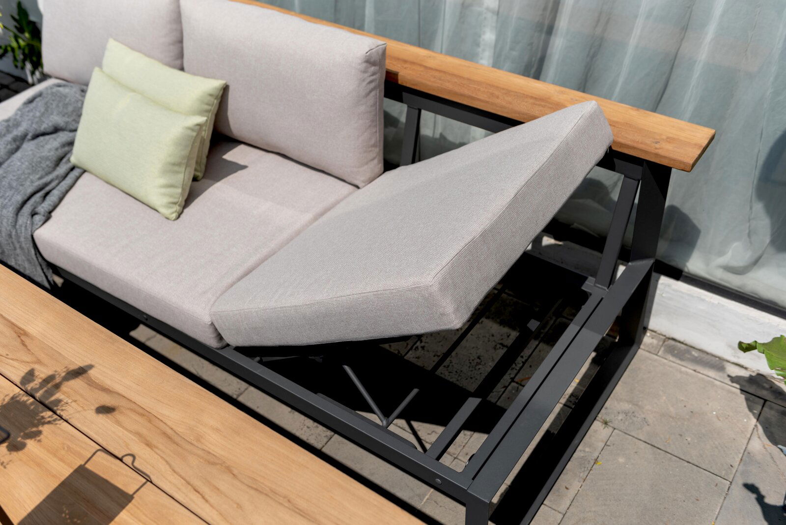 Moderne Sitzbank mit verstellbarer Rückenlehne und Holzarmlehne, seitliche Perspektive