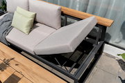 Moderne Sitzbank mit verstellbarer Rückenlehne und Holzarmlehne, seitliche Perspektive
