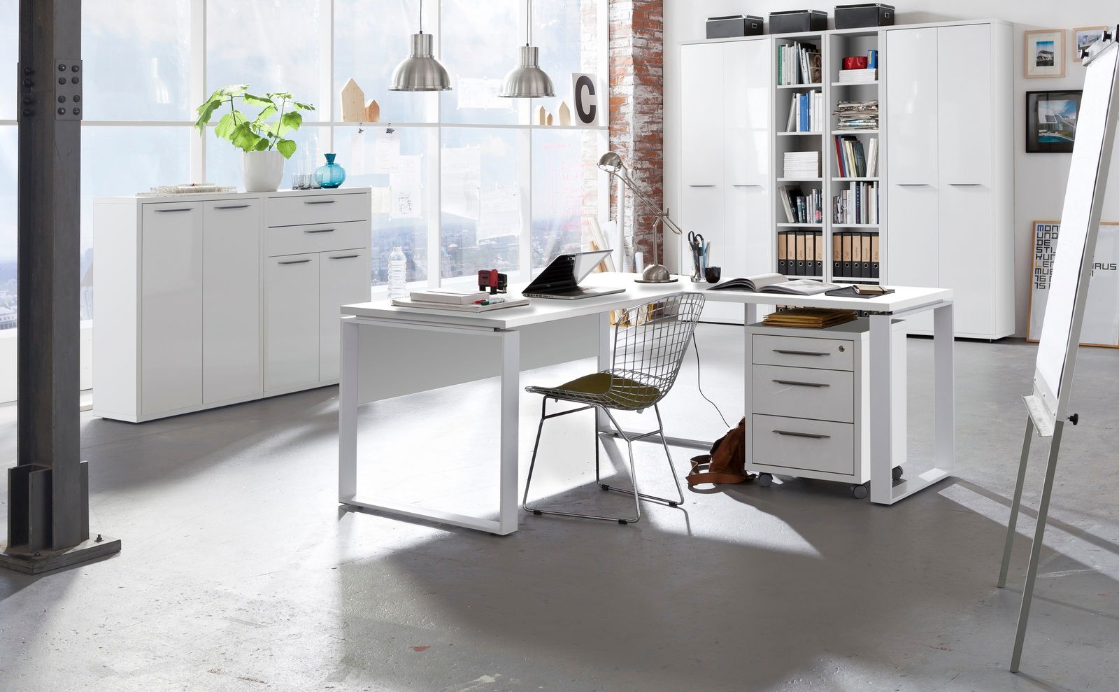 XORA Anstelltisch DIVINO Moderner weißer Eckschreibtisch mit Rollcontainer in einem hellen Büro, seitliche Perspektive