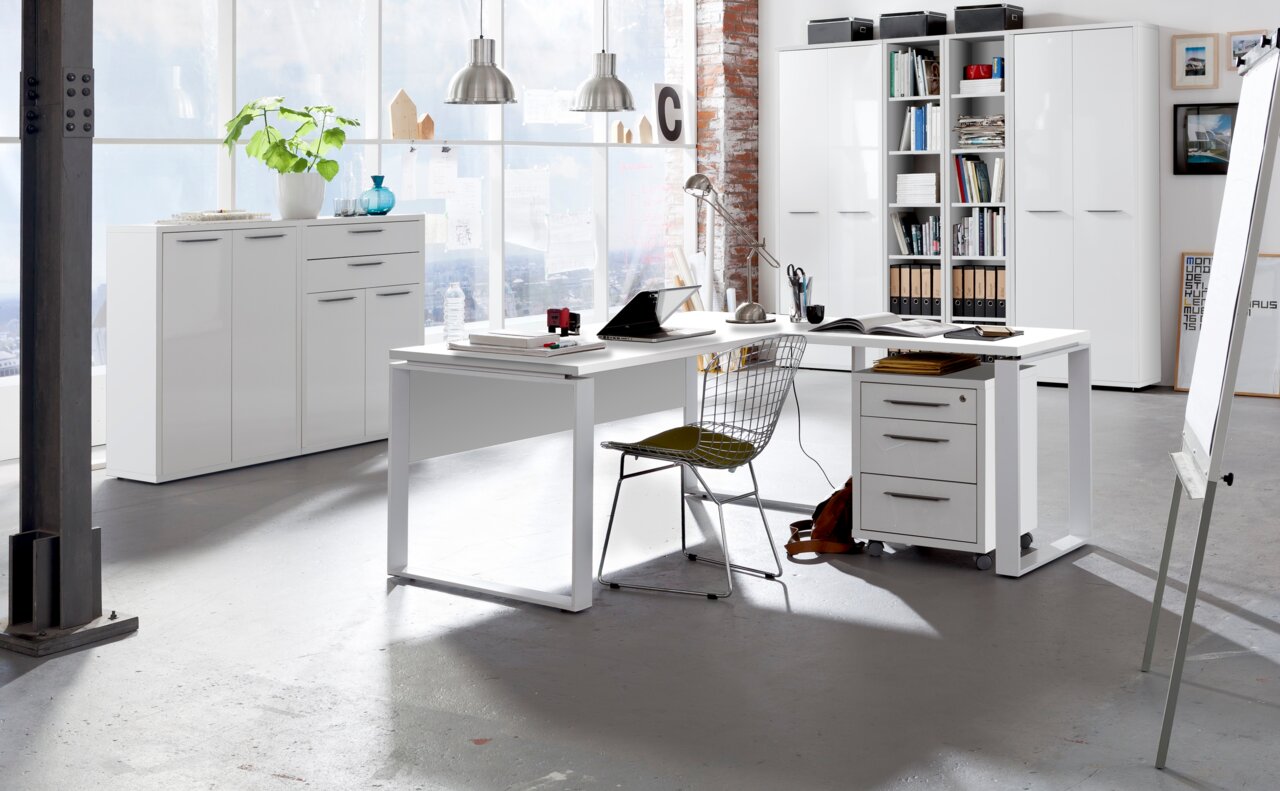 Moderner weißer Eckschreibtisch mit Rollcontainer in einem hellen Büro, seitliche Perspektive