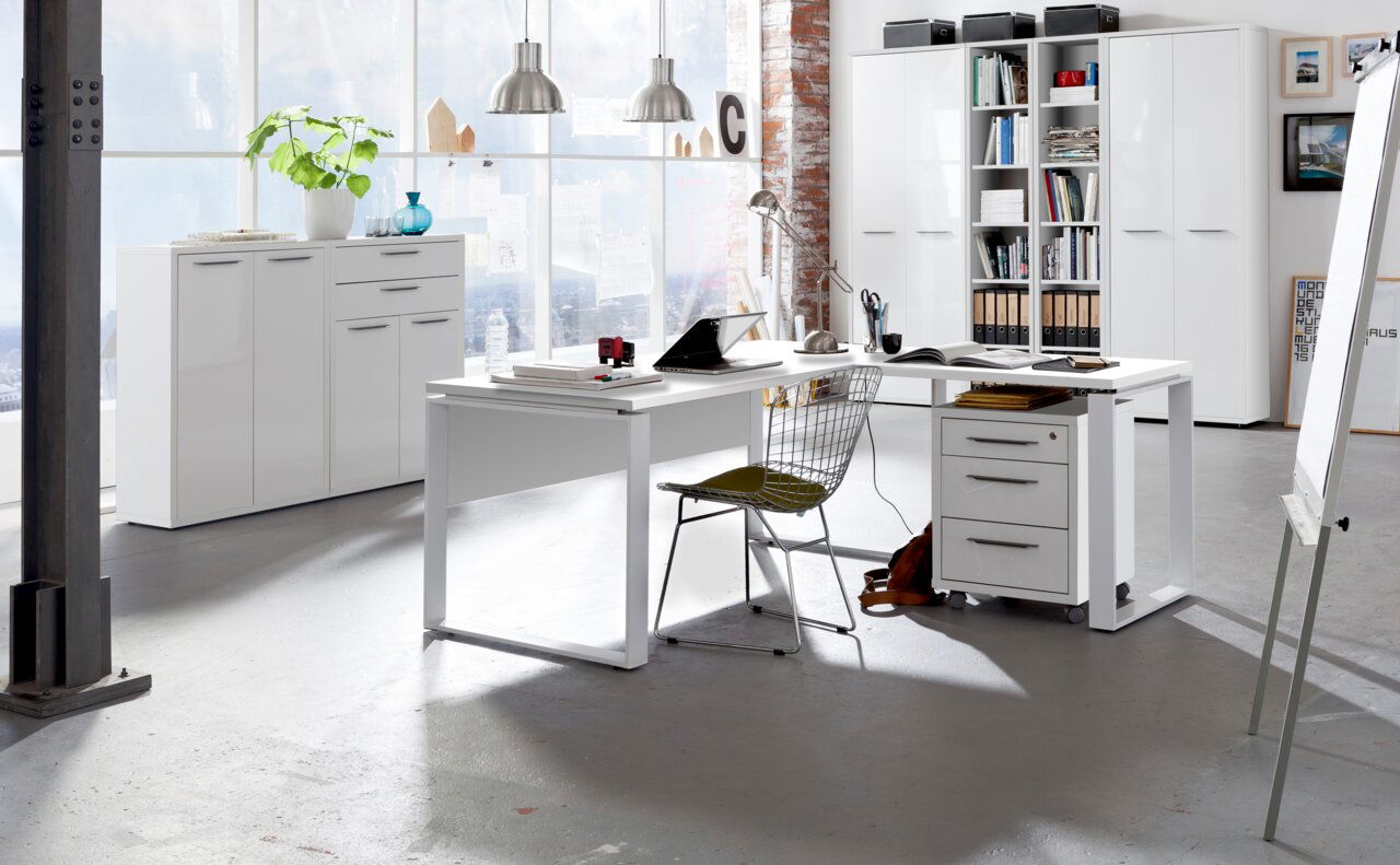 Moderner weißer Eckschreibtisch mit Rollcontainer in einem hellen Büro, seitliche Perspektive