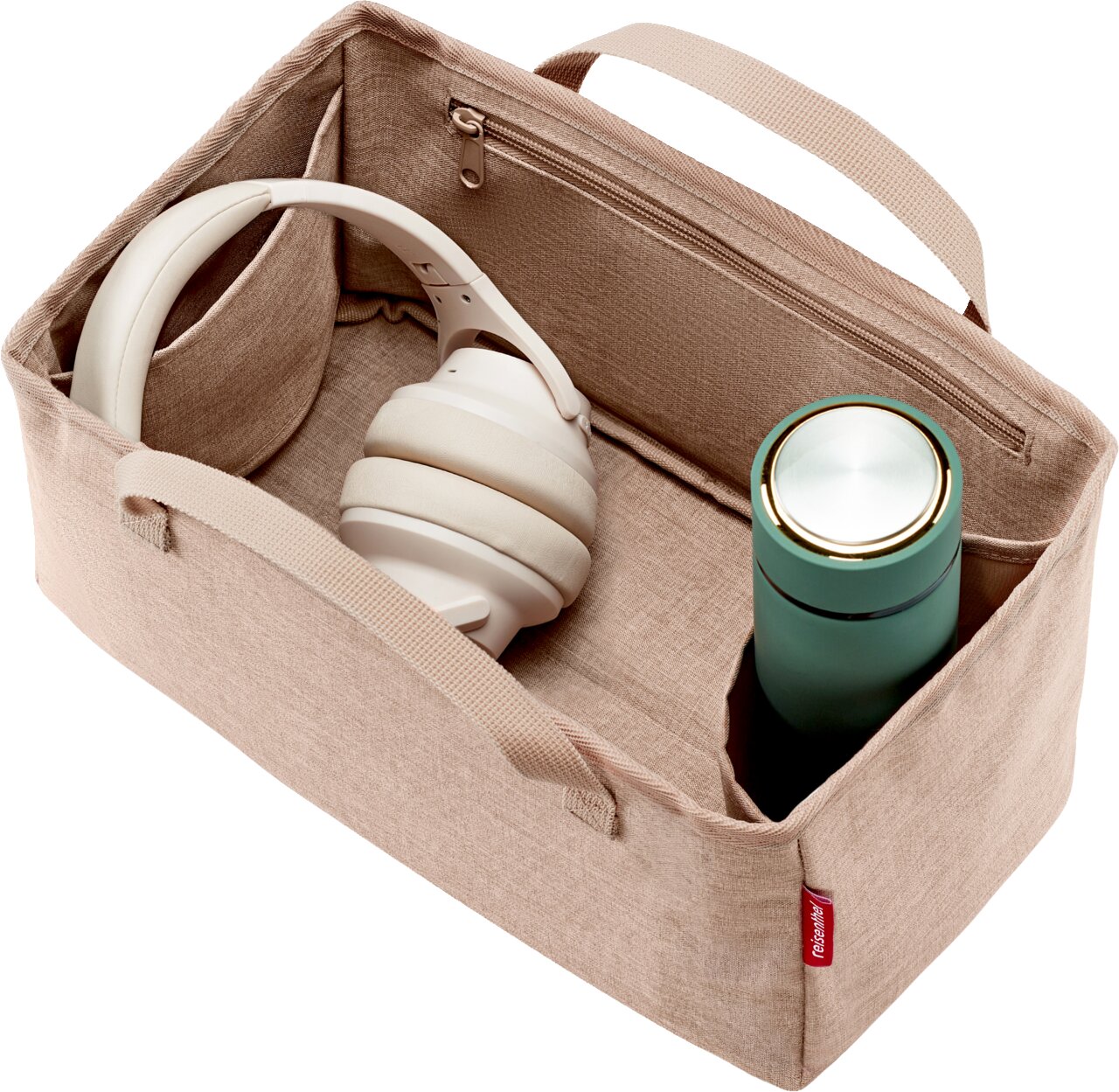 Beige stoffen opbergtas met handvatten en een binnenvak met ritssluiting, gevuld met een witte over-ear-hoofdtelefoon en een groene thermosfles schuin bovenaanzicht.