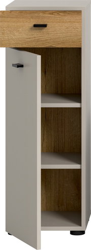 Halbhoher Schrank in Weiß mit Holzoptik-Schublade und schwarzem Griff, Tür geöffnet mit sichtbaren Regalböden, Frontansicht leicht seitlich