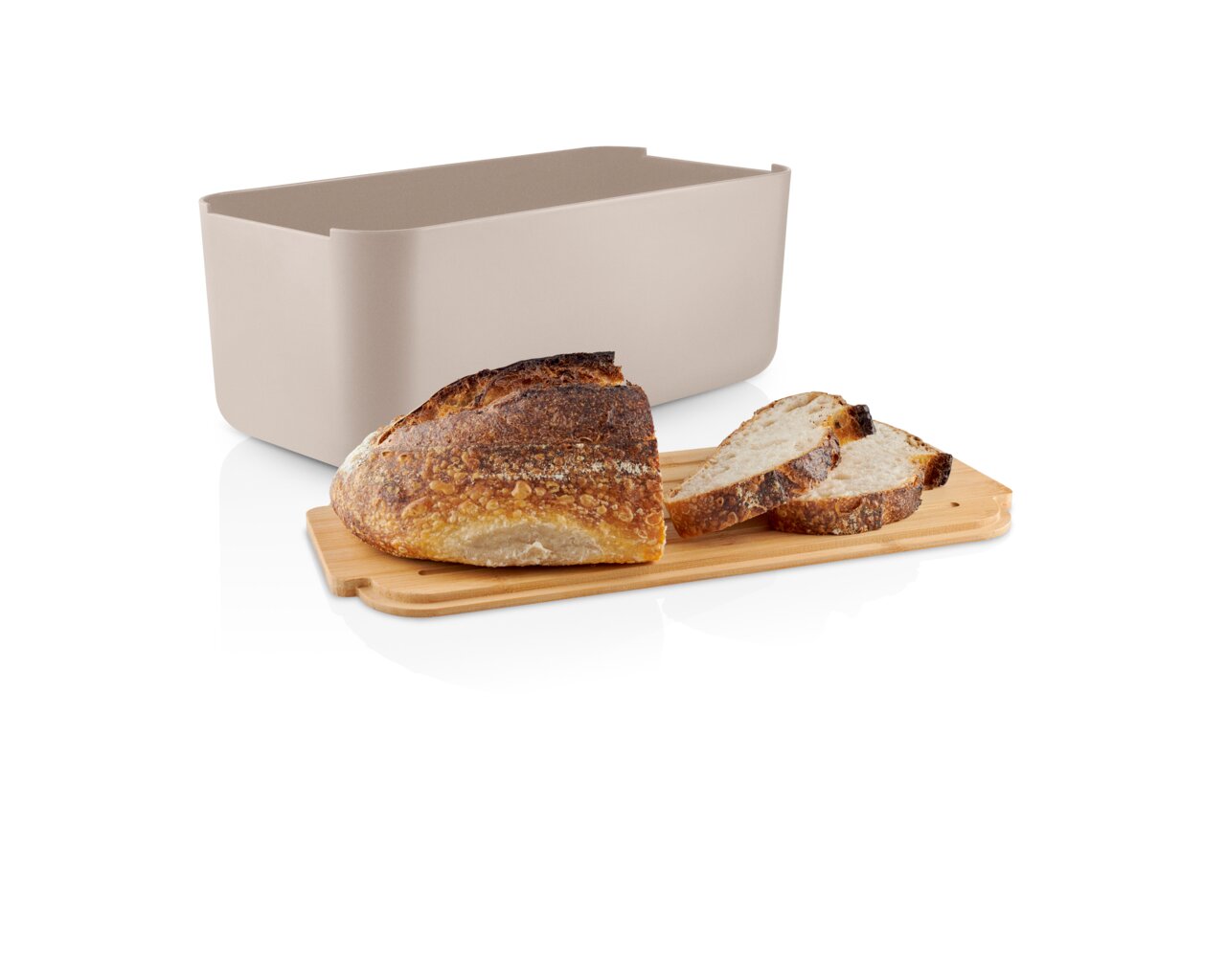 Brotkasten in Sandfarbe mit einem Holzbrett, darauf ein Laib Brot und geschnittene Brotscheiben, seitliche Perspektive