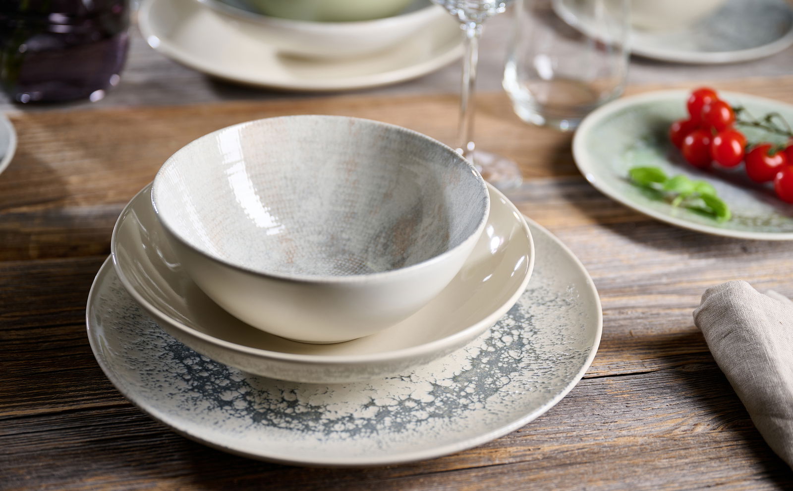 Graue Schale Cecina 16,5 cm auf einem gedeckten Tisch, von oben fotografiert.