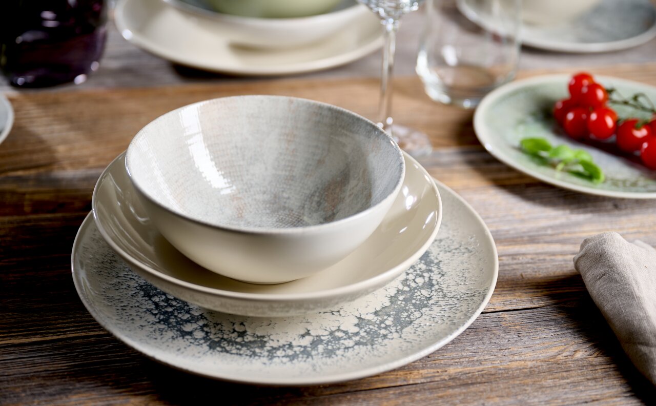 Ritzenhoff & Breker Müslischale CECINA grau Graue Schale Cecina 16,5 cm auf einem gedeckten Tisch, von oben fotografiert.