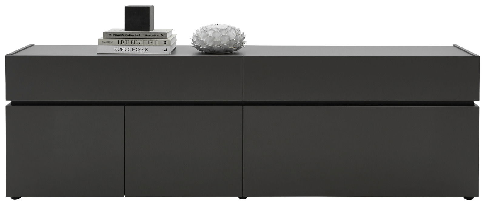 Modernes, schwarzes TV-Lowboard mit minimalistischer Gestaltung, frontal betrachtet. Dekoriert mit Büchern und einer Schale.