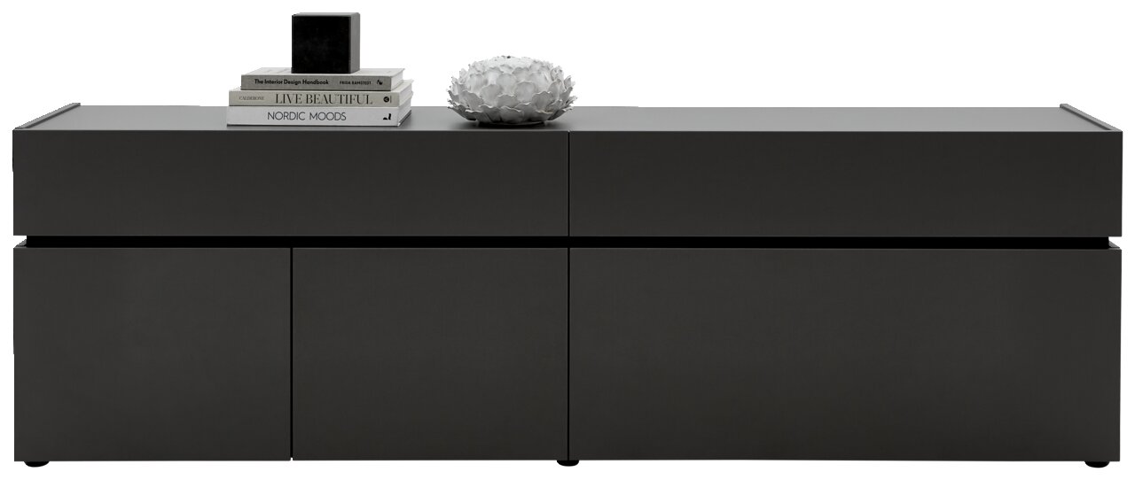 Modernes, schwarzes TV-Lowboard mit minimalistischer Gestaltung, frontal betrachtet. Dekoriert mit Büchern und einer Schale.