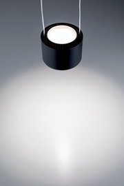 Schwarzes, zylindrisches Pendelleuchte von oben betrachtet, mit hellem Lichtstrahl auf grauem Hintergrund.