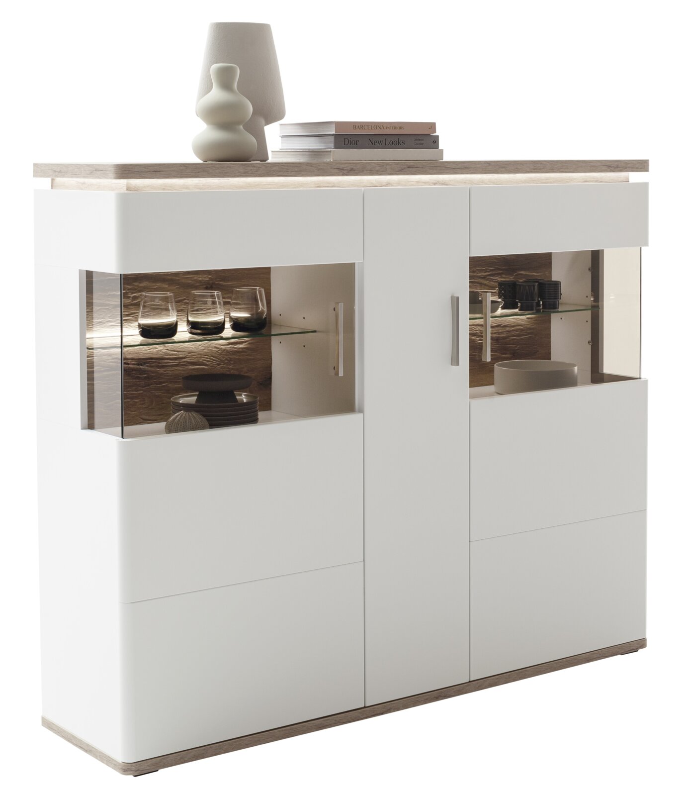 Modernes Highboard in Weiß mit Holzdetails, Glasregalen und dekorativer Beleuchtung, frontal betrachtet.