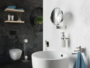 Verchromter Kosmetikspiegel an der Wand in einem modernen Badezimmer, seitliche Perspektive