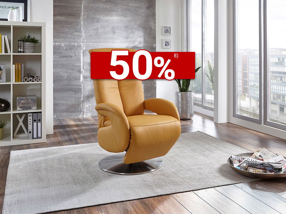 Gelber Relax-Fernsehsessel auf Teppich in modernem Wohnzimmer mit großen Fenstern und Regal