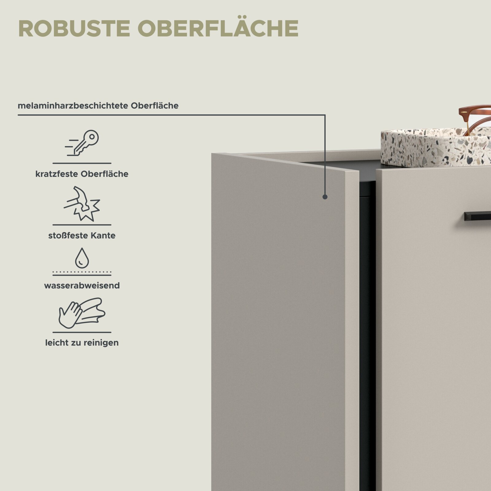 Nahaufnahme eines hellgrauen Badezimmerschranks/Waschtisch-Unterschranks mit melaminharzbeschichteter, robuster Oberfläche; perspektivisch von vorne rechts, leicht seitlich, mit sichtbarer Kante und Waschbecken oben.