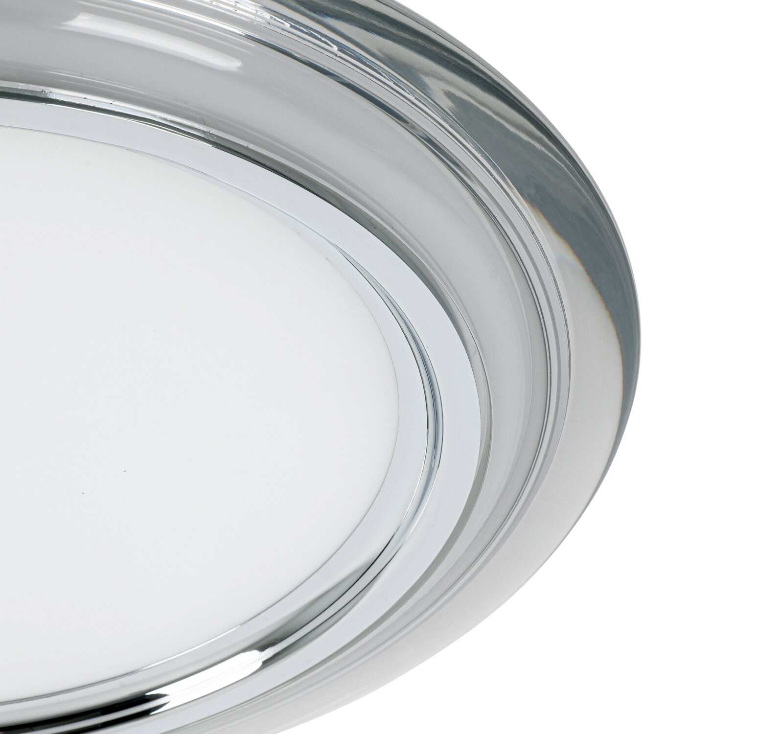 Close-up van een ronde led-plafondlamp met een zilveren rand, gezien van onderaf.