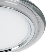 Close-up van een ronde led-plafondlamp met een zilveren rand, gezien van onderaf.