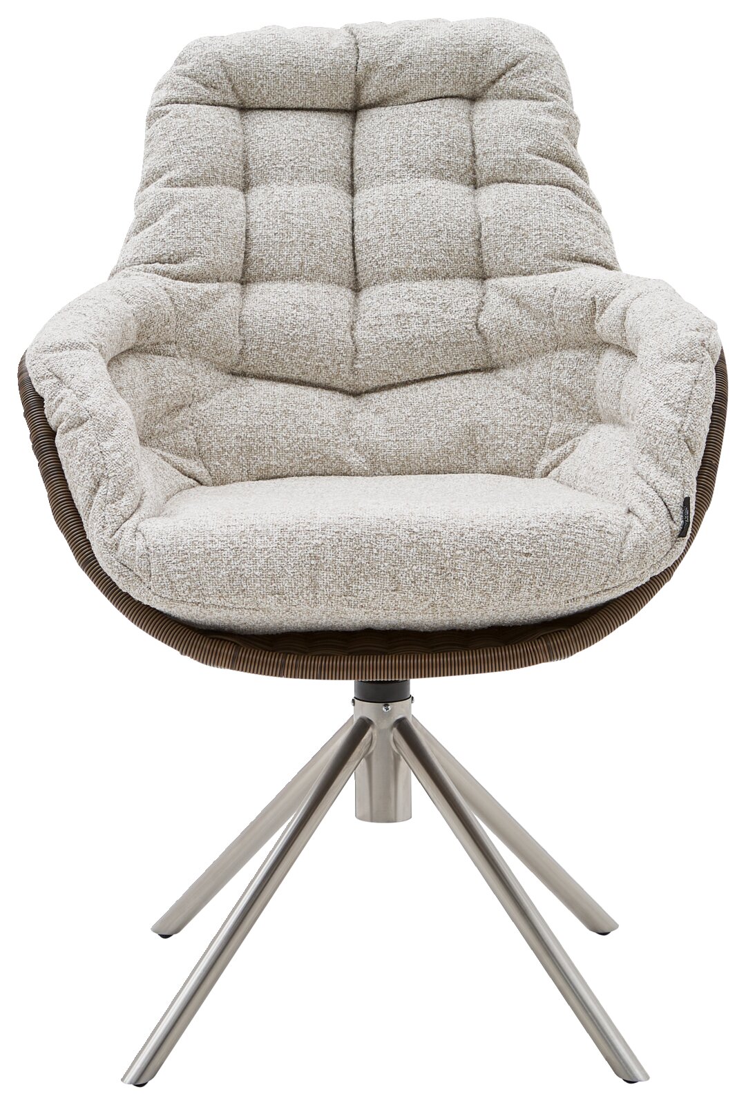 Vooraanzicht van een comfortabele draaistoel met gewatteerde beige bouclé zitting, donkere gevlochten rand en metalen vierpootonderstel