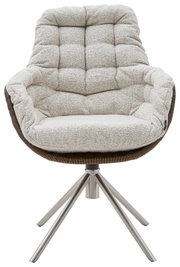 Vooraanzicht van een comfortabele draaistoel met gewatteerde beige bouclé zitting, donkere gevlochten rand en metalen vierpootonderstel