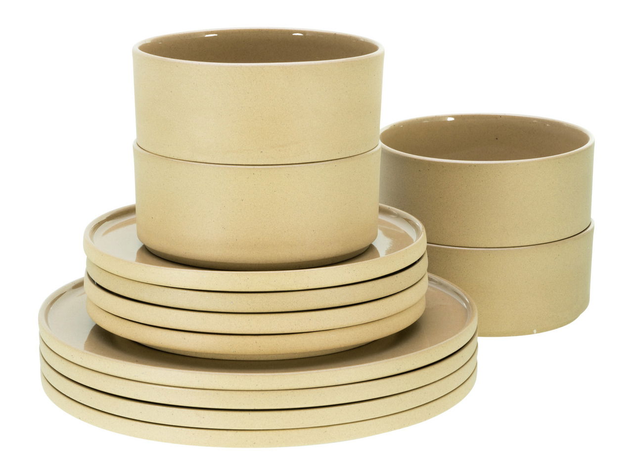 Tellerset Futuro Sand 12-tlg. aus der Seitenperspektive, bestehend aus stapelbaren Tellern und Schalen in sandfarbener Keramik.
