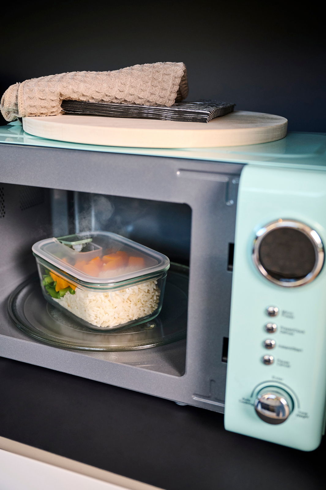Glas Frischhaltedose Easyclip mit Reis und Gemüse in einer Mikrowelle, seitliche Perspektive