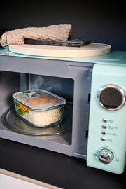 Glas Frischhaltedose Easyclip mit Reis und Gemüse in einer Mikrowelle, seitliche Perspektive