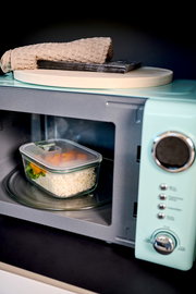 Glas Frischhaltedose Easyclip mit Reis und Gemüse in einer Mikrowelle, seitliche Perspektive