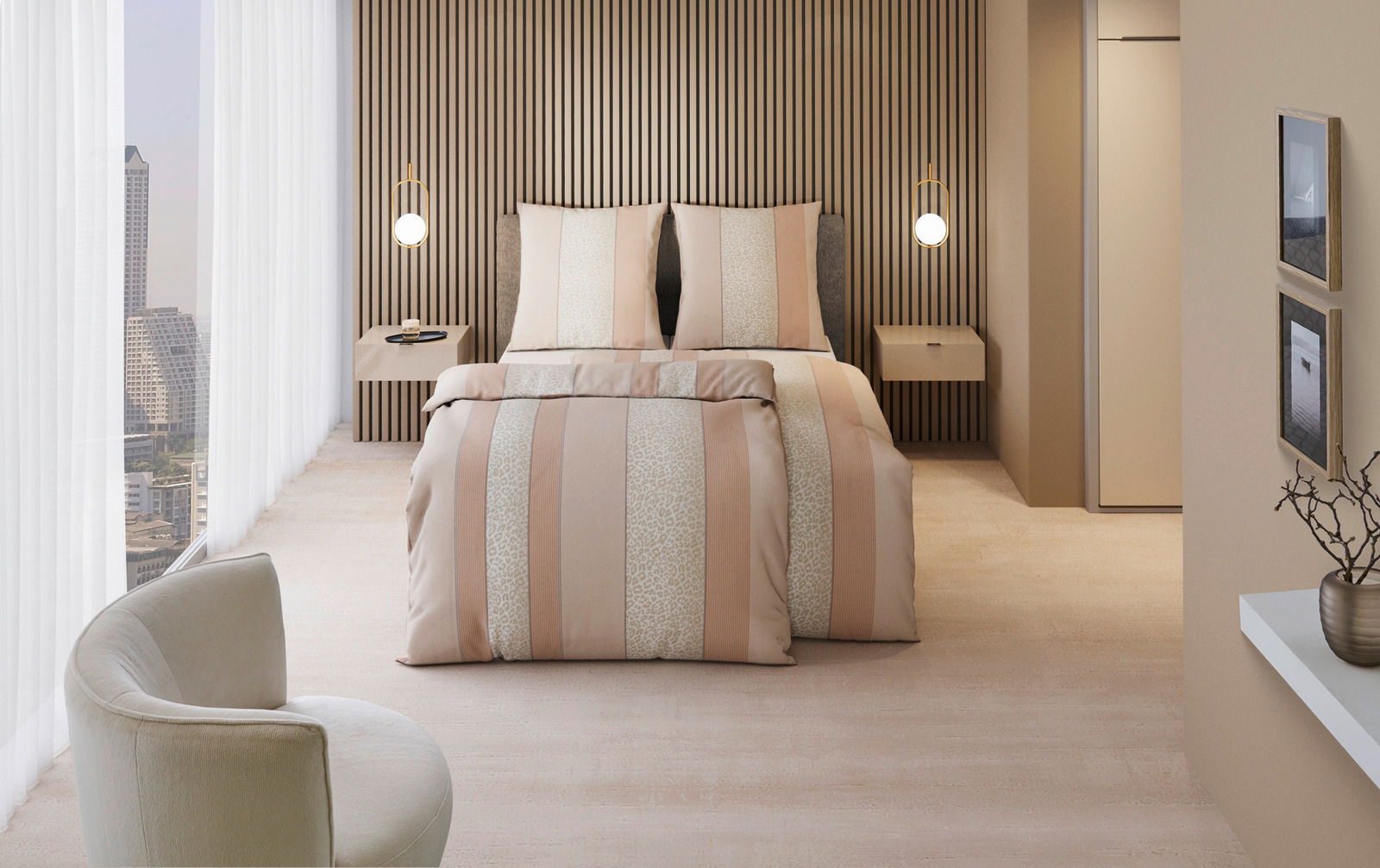 Blick auf ein stilvoll eingerichtetes Schlafzimmer mit einem Bett, das mit gestreifter Bettwäsche in Beige- und Cremetönen bezogen ist. Die Bettwäsche hat ein dezentes Leopardenmuster. Im Hintergrund sind hölzerne Wandpaneele und moderne Nachttische mit h