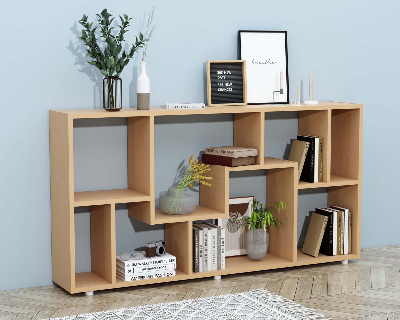 Modernes, asymmetrisches Bücherregal in heller Holzoptik mit offenen Fächern, dekoriert mit Büchern, Vasen und Pflanzen frontale Ansicht mit leichter Perspektive von rechts in einem minimalistischen Wohnraum.