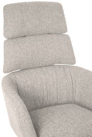 Grauer Sessel mit hoher Rückenlehne und gepolstertem Kopfteil, Vorderansicht