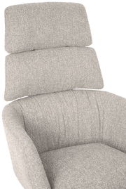 Grauer Sessel mit hoher Rückenlehne und gepolstertem Kopfteil, Vorderansicht