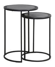 Zwei schwarze, runde Beistelltische aus Metall, ineinander verschachtelt, seitliche Perspektive