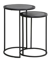 Zwei schwarze, runde Beistelltische aus Metall, ineinander verschachtelt, seitliche Perspektive