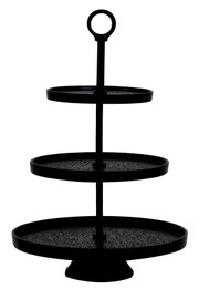 Schwarze dreistöckige Etagere aus Metall mit unterschiedlich großen, perforierten Tabletts und ringförmigem Griff, frontal aus leichter Aufsicht dargestellt