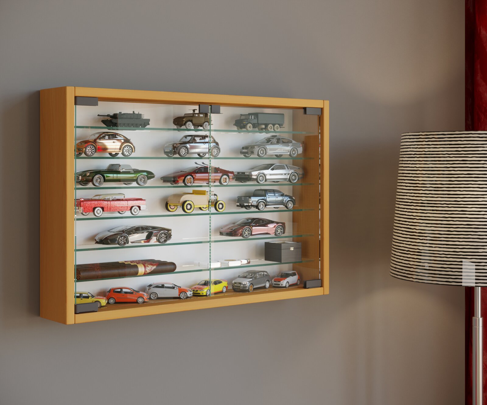 VCM Vitrine MANDOSA Wandvitrine aus hellem Holz mit Glasfront und mehreren Glasböden, gefüllt mit Modellautos; Ansicht leicht von rechts vorn.
