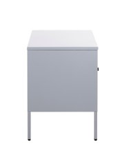 Grauer, minimalistischer Beistellschrank mit weißer Deckplatte und schlanken Metallbeinen, seitliche Ansicht vor weißem Hintergrund