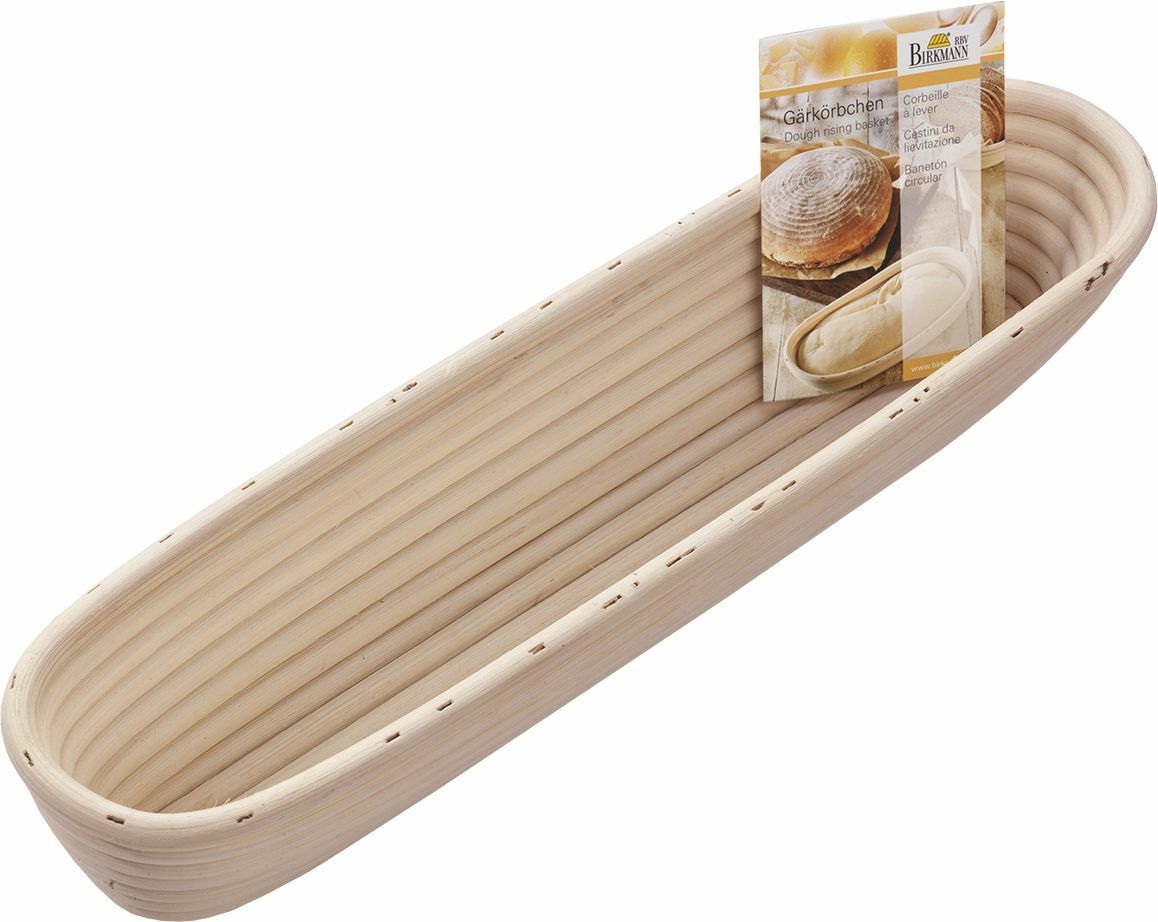 Langes, ovales Gärkörbchen aus Holz in seitlicher Perspektive, ideal für Baguette-Teig.