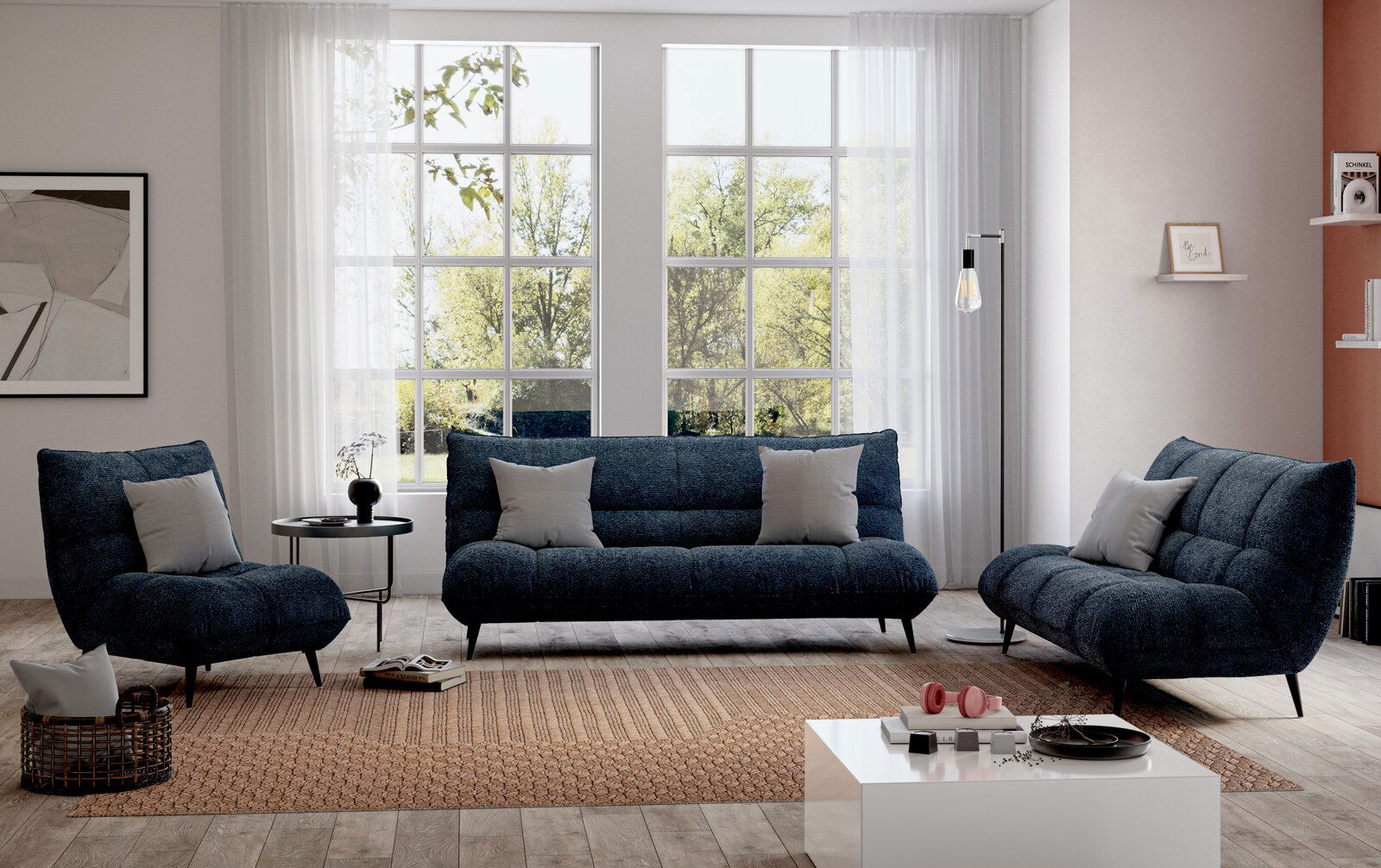 Hom´in Sofa 2-sitzig MM137 NOVA Modernes Wohnzimmer mit einem blauen 2-Sitzer-Sofa und zwei passenden Sesseln, frontal betrachtet, vor großen Fenstern mit Blick ins Grüne.